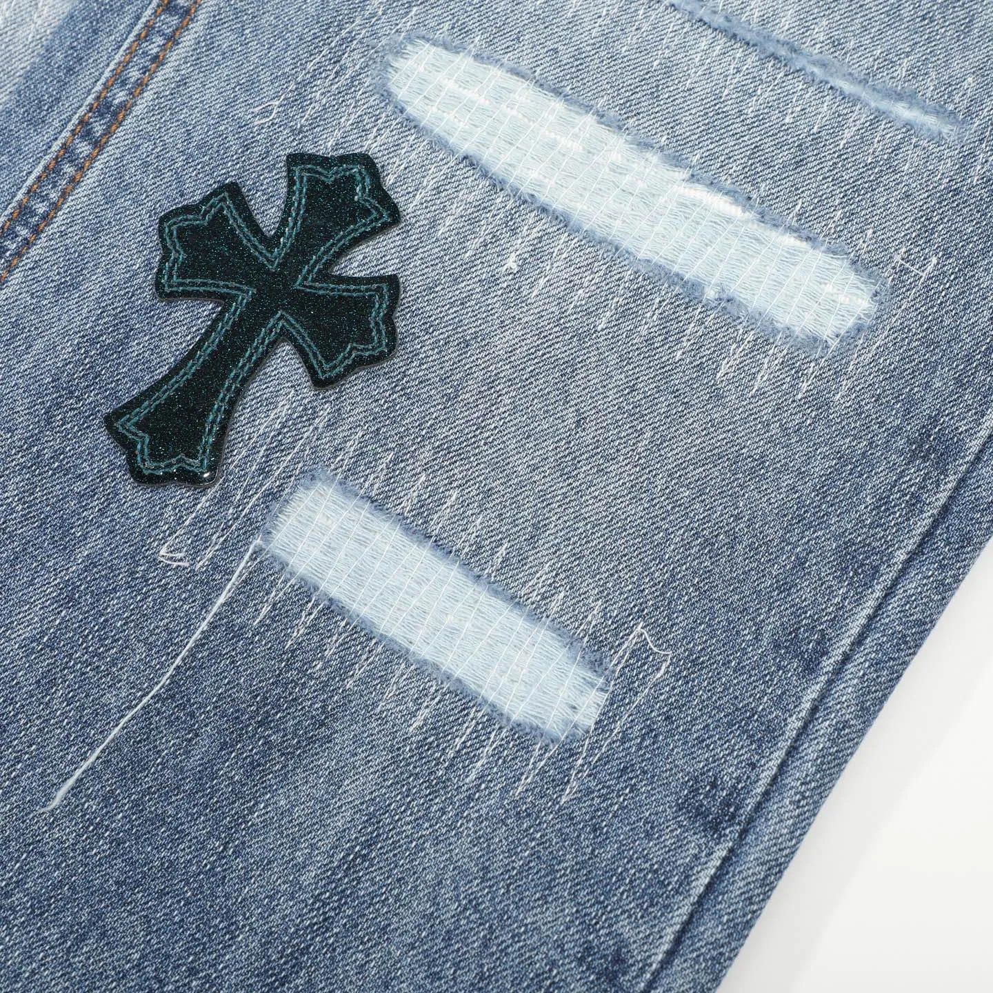 P280 Chromehearts washed blue ripped starry sky leather jeans adopt starry sky theme leather elements, mostly presented in the shape of a cross, with glitter on the leather surface. Unique design, simple and elegant details, exquisite workmanship, the entire trousers are neatly routed, and the details are in place! Ceiling-level jeans, a pair that is hard to find at the counter. About Zangyin, this is an extremely luxurious fashion brand that can also be called the aristocrat of the high street. It has always been an exclusive brand for some hipsters or the rich second generation. It is more luxurious and noble than ordinary high streets. It is more fashionable and individual than luxury brands. Top heavy industry fashion design has always been created in high street luxury style. Speaking of this style, Zangyin family and GU family are definitely the leading representative brands, especially the Zangyin family's creation of high street style. It has really achieved a state-of-the-art effect. The color system of this model is made of unique washed materials. It is already quite eye-catching. It is decorated with pink patchwork cross flowers, which cleverly highlights the charm of the brand. Secondly, this model adopts a classic high-waist cutting design, which highlights the long legs and fashionable temperament of the upper body. The brand is highly recognizable and the slim-fitting configuration is more suitable for daily wear. Personality, fashion, and specification interpretation are all at a glance. Needless to say, materials and craftsmanship. As an excellent craftsman brand, Zangyin’s requirements for details and craftsmanship are really perfect. The washed color of this model has gone through a lot of processes, not to mention the embellishment of the denim appliqués. It is also purely hand-made and sewn. Just like what they believe in, only hand-made things have soul and have the meaning of wearing. A top-notch heavy-duty fashionable denim item. Recommended by both hands. Size: 28/30/32/34/36 Waist: 73/78/83/88/93 Knee: 52/53.5/55/56.5/58 Pants length: 100/102/104/106/108